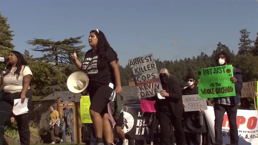 liberal city mayor proposed increasing police budget then protesters showed up at his house