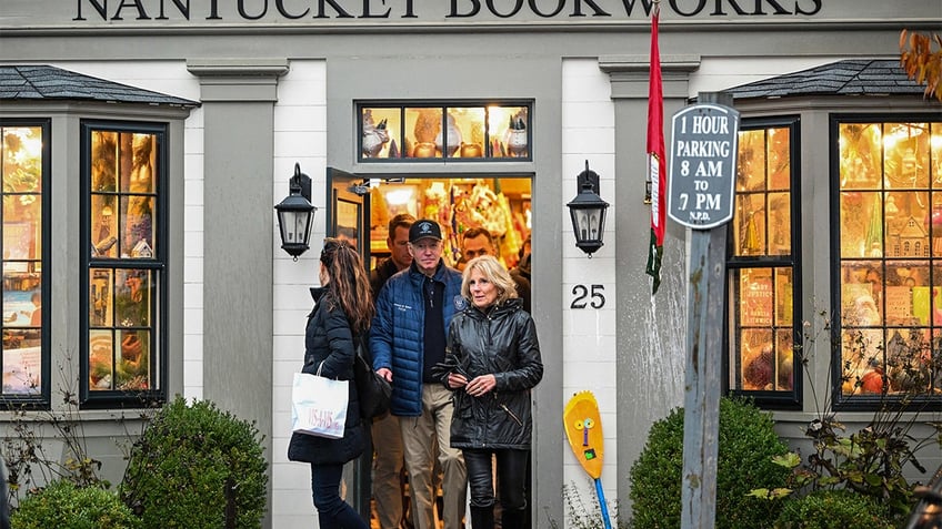 US President Joe Biden, First Lady Jill Biden, and the Presidents daughter, Ashley Biden, leave Nantucket Bookworks after having lunch in Nantucket, Massachusetts, on November 25, 2022. - The President is spending the Thanksgiving holiday with his family in Nantucket.