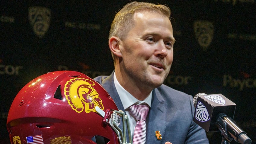 lincoln riley says oklahoma fans tried to break into his house sent suspicious packages after he took usc job