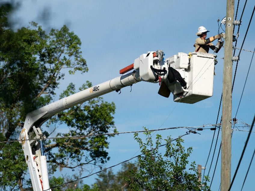 linemen have already restored power to 420000 homes since idalias landfall