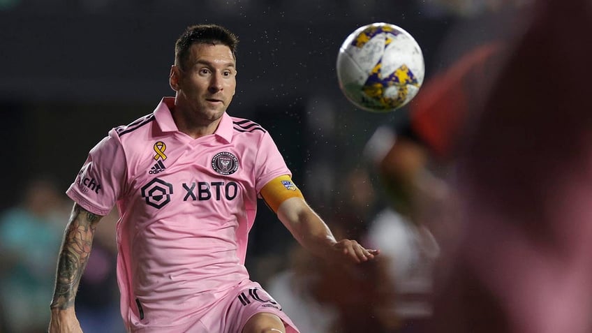 lionel messi leaves miamis match against toronto coach says old injury became an issue