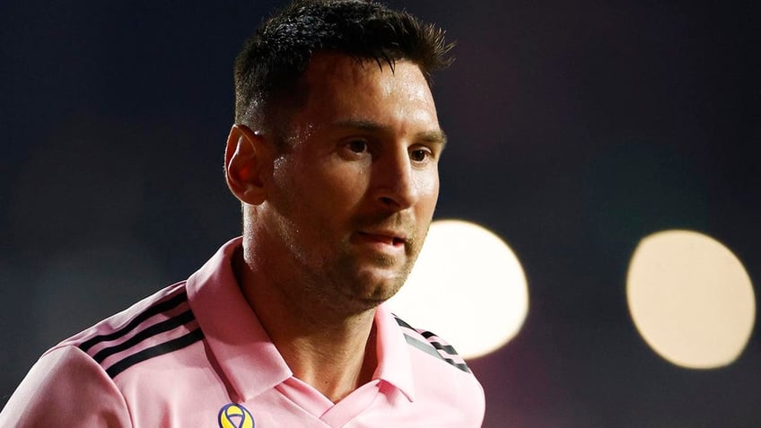 lionel messi leaves miamis match against toronto coach says old injury became an issue