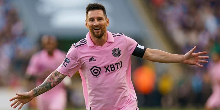 lionel messi scores incredible goal from 20 yards out as miami tops philadelphia in leagues cup semis