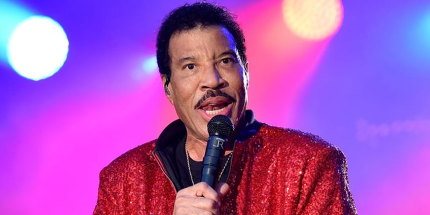 lionel richie apologizes for last minute concert cancelation i tried to bribe the pilot