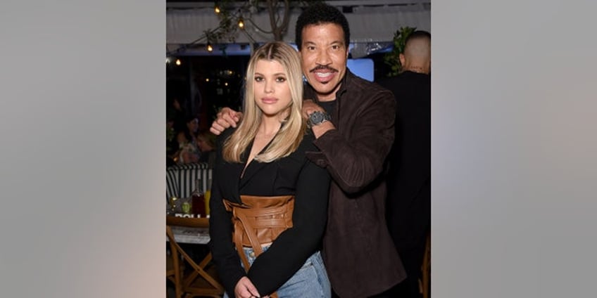 lionel richie apologizes for last minute concert cancelation i tried to bribe the pilot