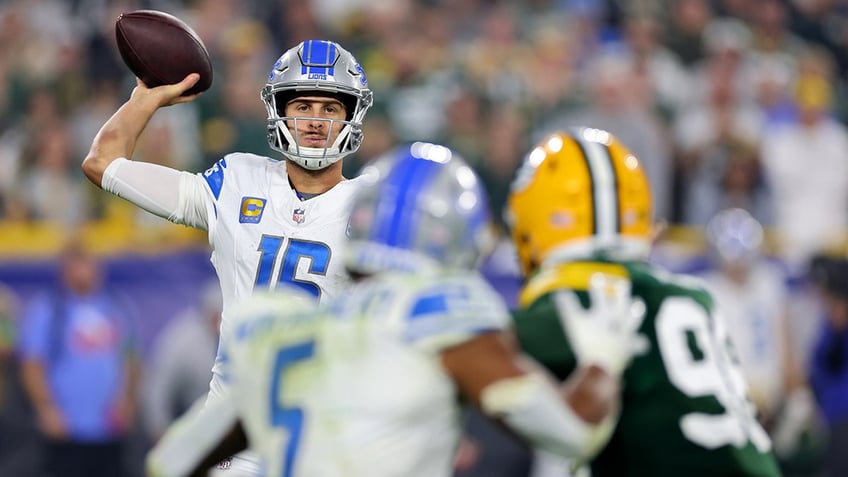 lions carve up packers behind david montgomerys 3 touchdowns 121 rushing yards