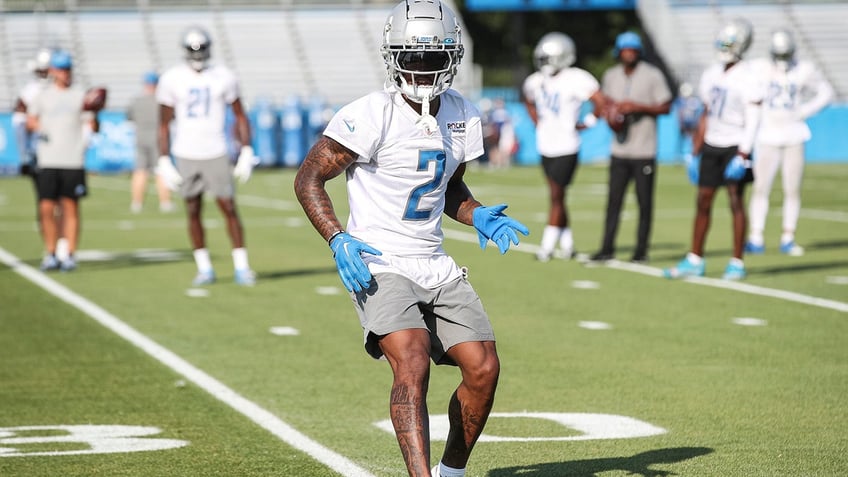 lions cj gardner johnson leaves practice after suffering noncontact leg injury reports