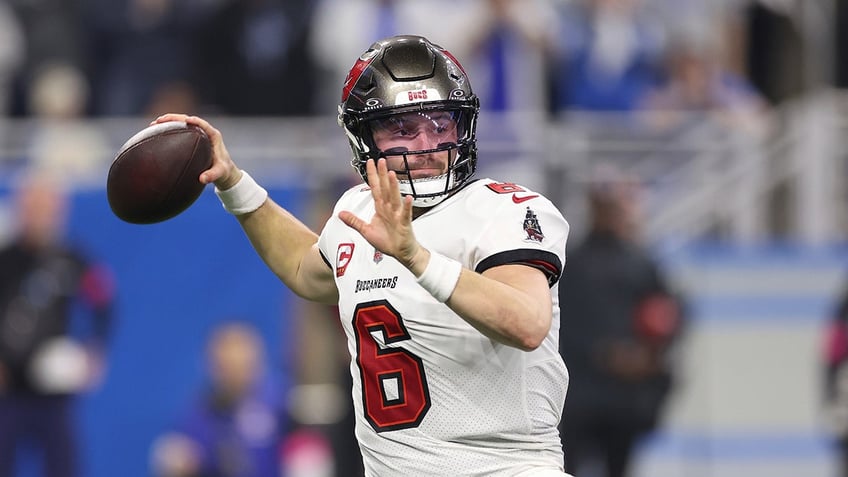 Baker Mayfield throws ball