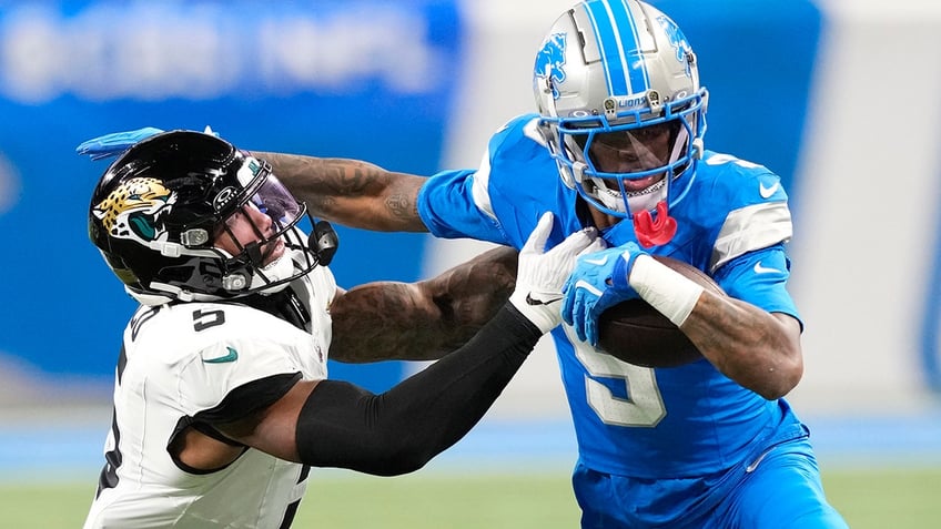 Jameson Williams stiff arms defender