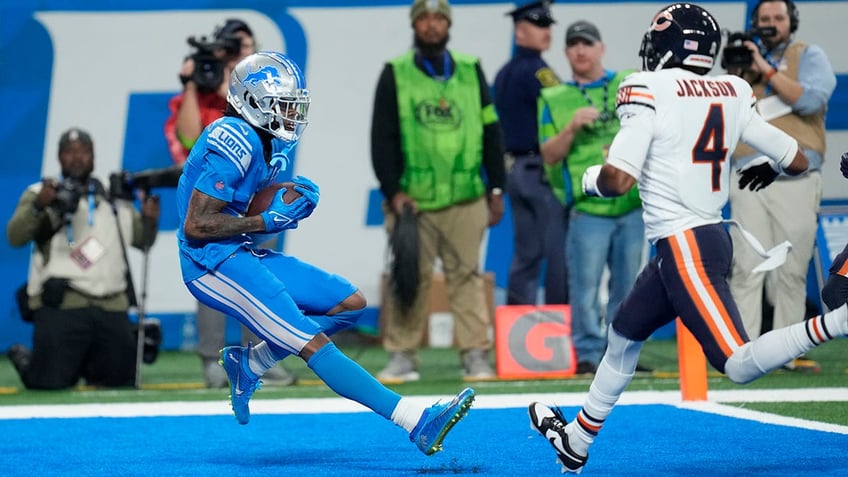 lions put together 4th quarter comeback to stun bears in nfc north battle