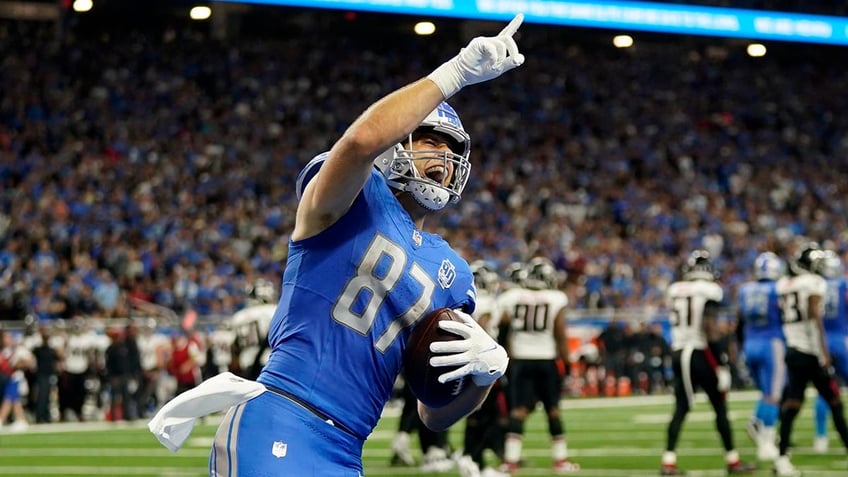 lions sam laporta makes nfl history in win over falcons