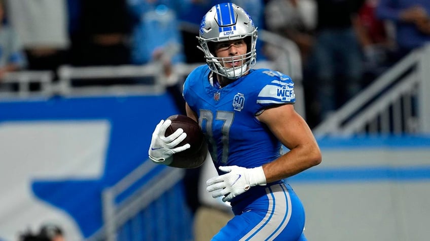 lions sam laporta makes nfl history in win over falcons