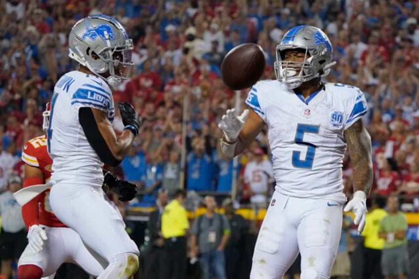 lions spoil chiefs celebration of super bowl title by rallying for a 21 20 win in the nfls opener