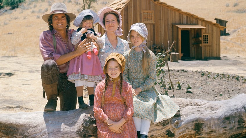 Cast of "Little House on the Prairie" posing for a photo