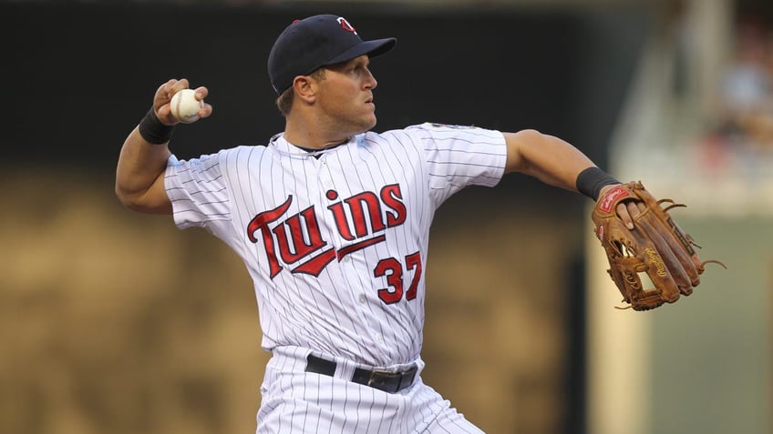 Sean Burroughs throws a baseball