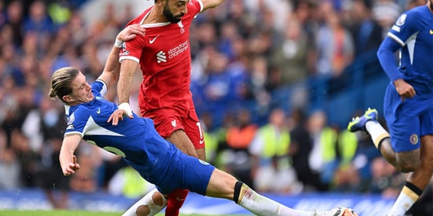 liverpools mo salah appears unhappy after getting subbed off in premier league opener