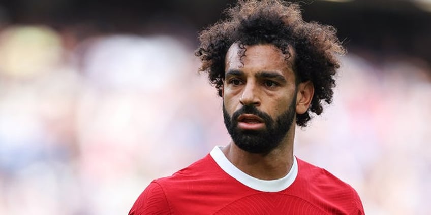 liverpools mo salah appears unhappy after getting subbed off in premier league opener