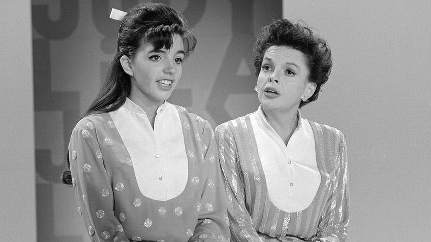 Judy Garland and Liza Minnelli sit for a photo