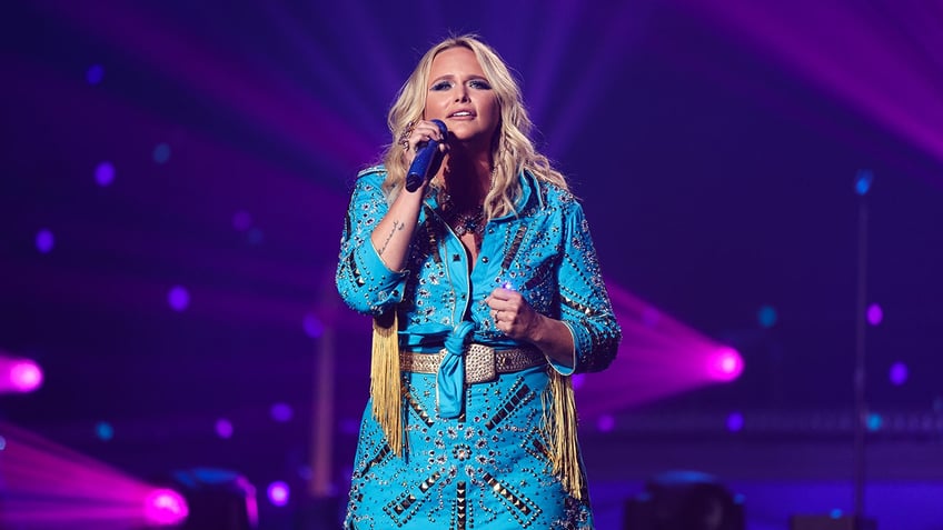 ll cool j laughs at idea of miranda lambert stopping concert to scold selfie taking fans get over it baby
