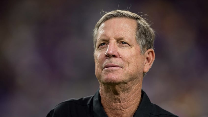 Norv Turner talks before a game