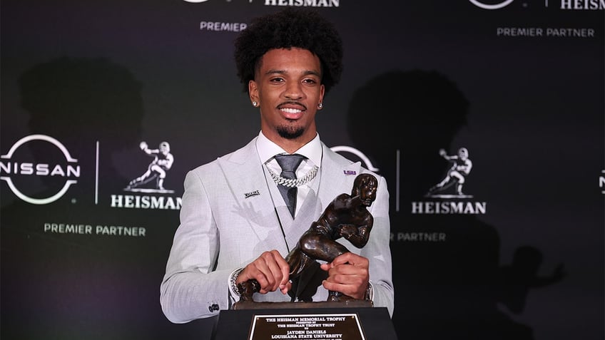 Jayden Daniels poses with the Heisman