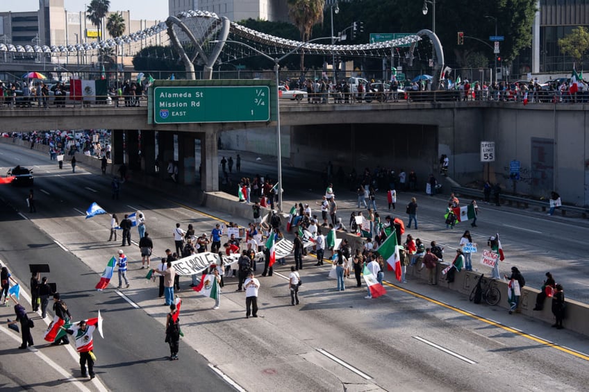 los angeles anti ice protesters face police in riot gear