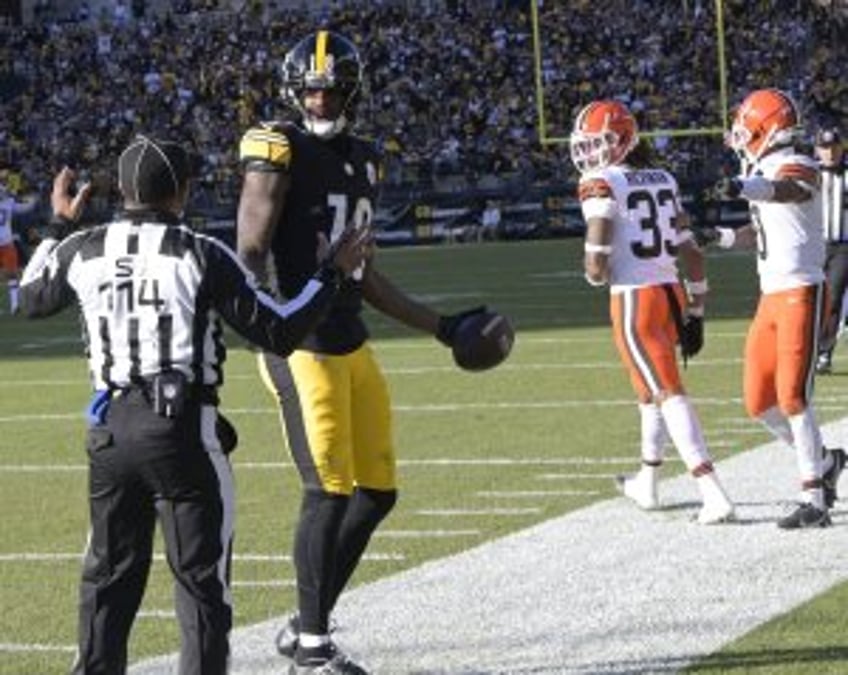 Los Angeles Chargers reunite with wide receiver Mike Williams
