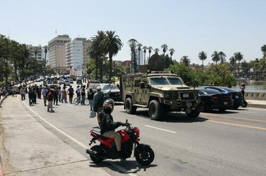 los angeles mayor confronts federal immigration officers at macarthur park