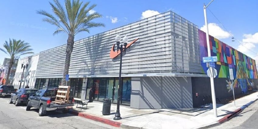 los angeles nike store ransacked by thieves in smash and grab heist