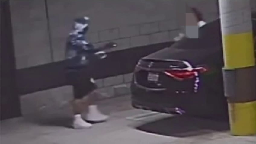 los angeles woman robbed at gunpoint after suspect follow her into parking garage video shows