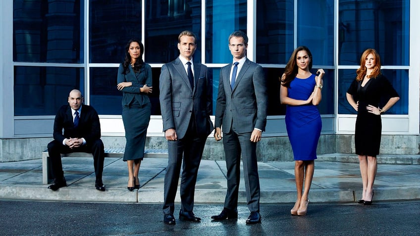 Rick Hoffman as Louis Litt, Gina Torres as Jessica Pearson, Gabriel Macht as Harvey Specter, Patrick J. Adams as Mike Ross, Meghan Markle as Rachel Zane, Sarah Rafferty as Donna in Suits cast photo