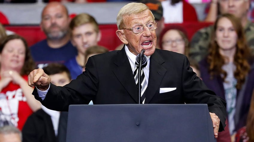 Lou Holtz makes speech