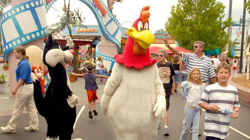 Foghorn Leghorn costumed mascot