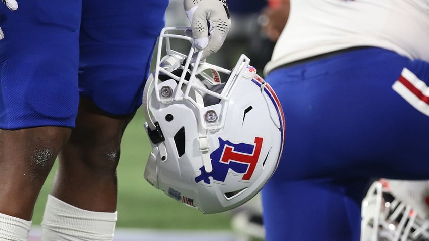 louisiana techs brevin randle stomps on utep player during game