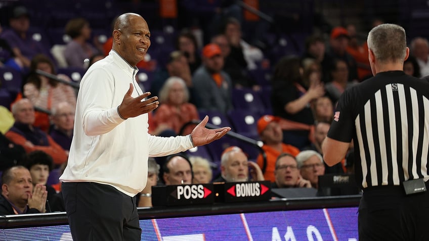 Kenny Payne shouts from the sideline