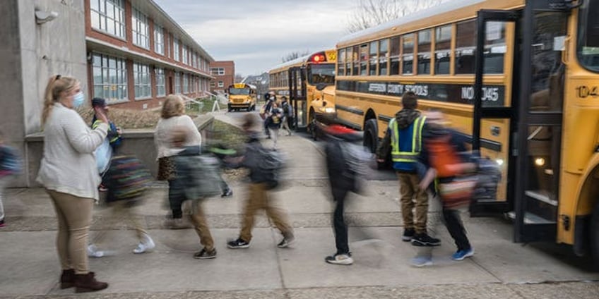 louisville students return to school following disastrous roll out of new bus system