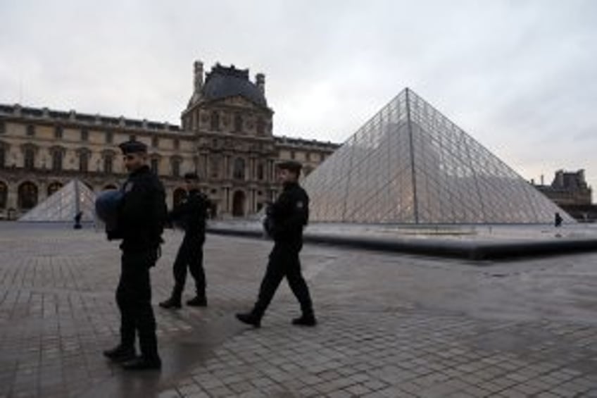 Louvre museum in Paris closes amid staff protest over crowds of tourists