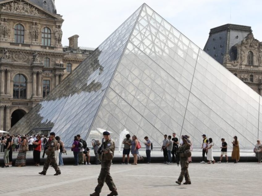 louvre museum in paris evacuated shut down following reported bomb threat in wake of suspected islamist attack