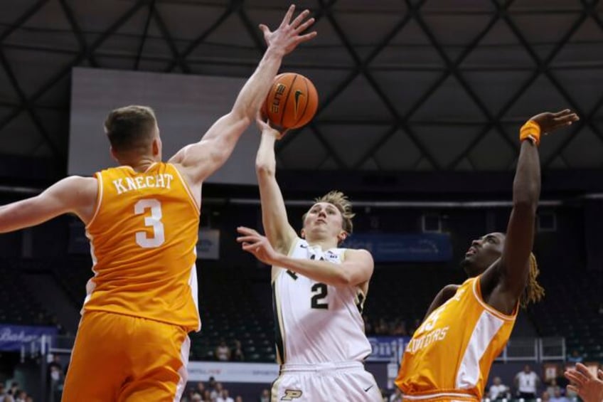 loyer scores 27 purdue pulls away late to beat tennessee 71 67 in maui invitational