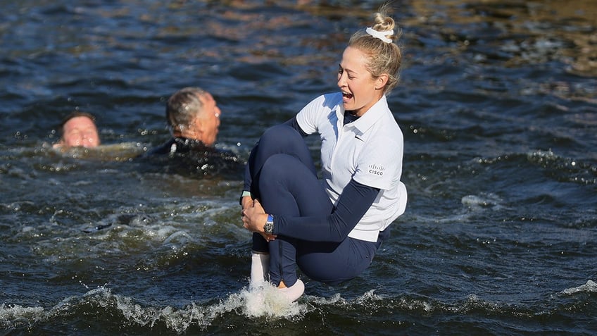 Nelly Korda jumps into pond