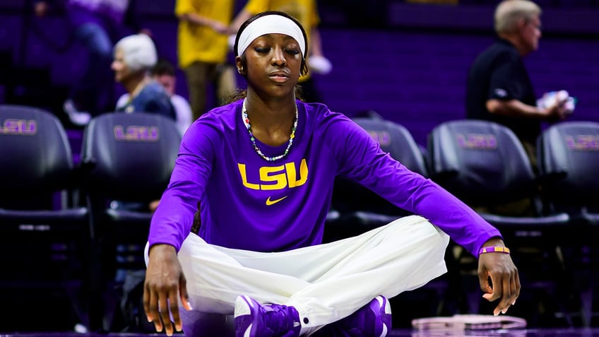 Flau'Jae Johnson meditates on court