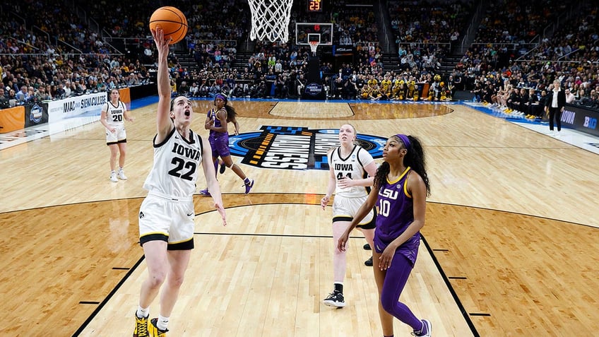 Caitlin Clark lay up