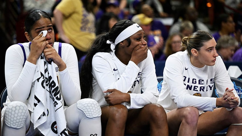 LSU players on the bench