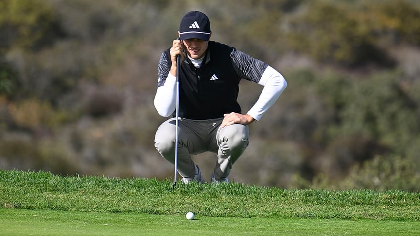 Ludvig Aberg lines up putt