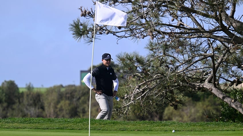 Ludvig Aberg lines up putt