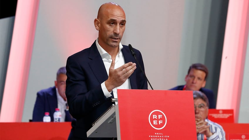 luis rubiales resigns as spanish soccer president amid kiss controversy