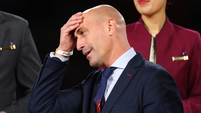 luis rubiales resigns as spanish soccer president amid kiss controversy