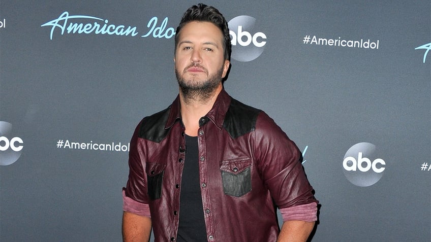Luke Bryan showed a painful yet minor injury he suffered while out on a fishing trip on Tuesday.
