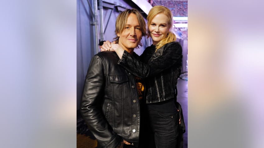 nicole kidman and keith urban hugging backstage at concert