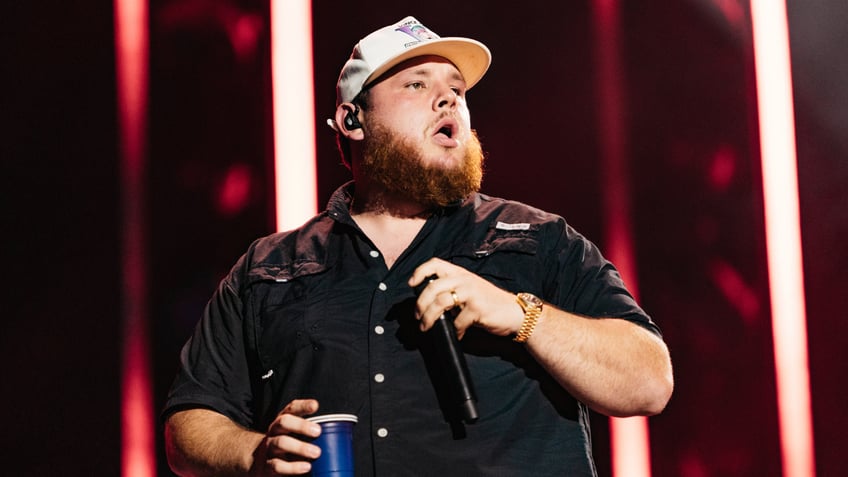 luke combs joined during fast car performance by 8 year old with cancer i literally stole the show